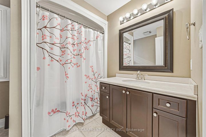 Photo 32 at 405 VALRIDGE Drive, Ancaster, Hamilton