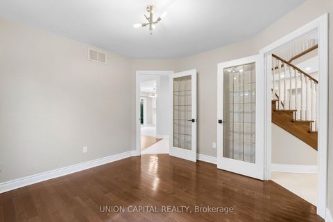 Photo 12 at 86 Charing Crescent, Aurora Highlands, Aurora