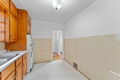 Photo 7 at 191 Alderbrae Avenue, Alderwood, Toronto