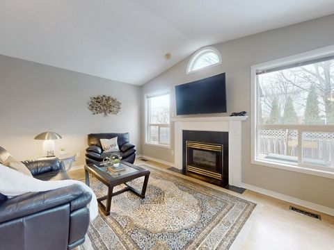 Photo 6 at 1070 Summitview Crescent, Pinecrest, Oshawa