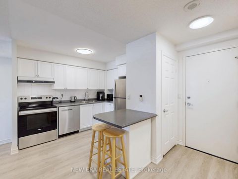 Photo 4 at 923 - 3888 Duke Of York Boulevard, City Centre, Mississauga