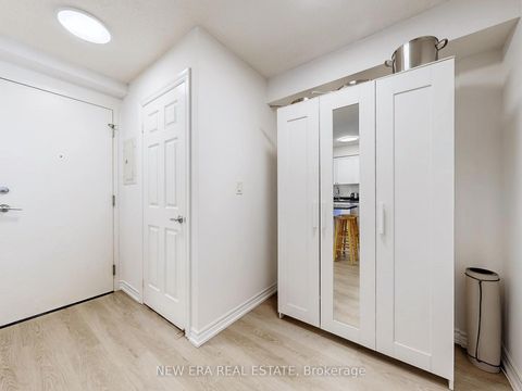 Photo 18 at 923 - 3888 Duke Of York Boulevard, City Centre, Mississauga