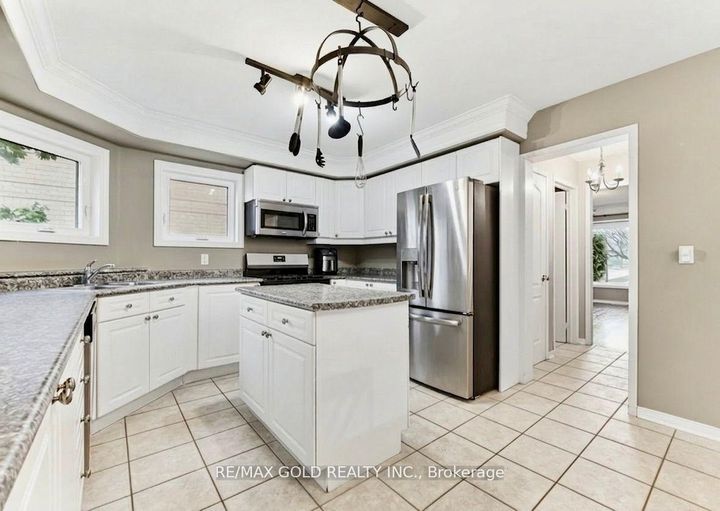 Photo 11 at 2441 Capilano Crescent, RO River Oaks, Oakville