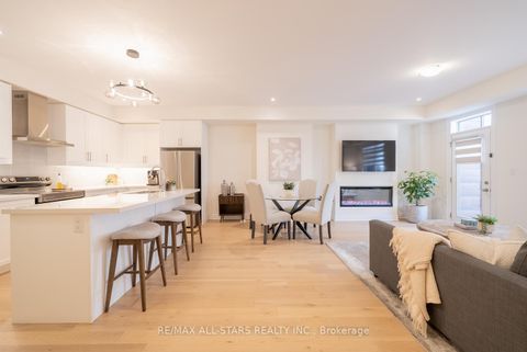 Photo 7 at 12 Griffith Street, Bayview Northeast, Aurora