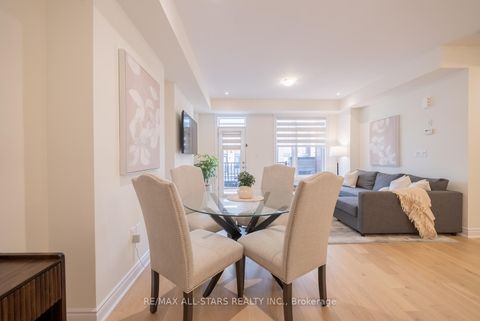 Photo 14 at 12 Griffith Street, Bayview Northeast, Aurora