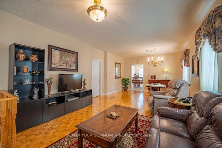 Photo 6 at 23 Amelynn Crescent, Sonoma Heights, Vaughan