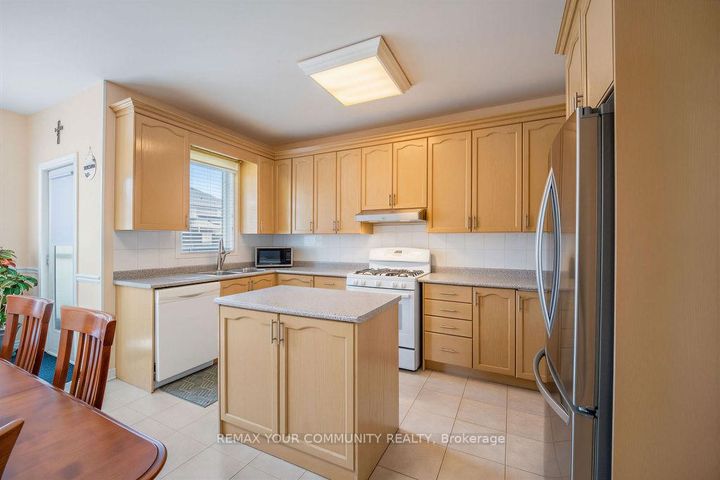 Photo 8 at 23 Amelynn Crescent, Sonoma Heights, Vaughan