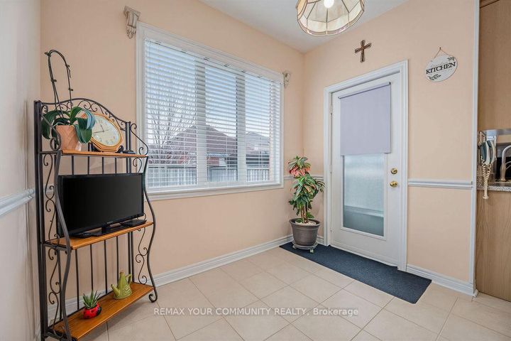 Photo 10 at 23 Amelynn Crescent, Sonoma Heights, Vaughan