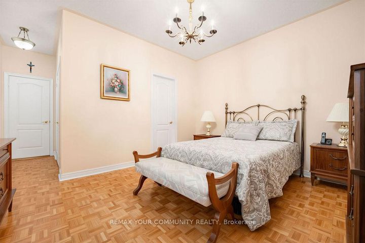 Photo 11 at 23 Amelynn Crescent, Sonoma Heights, Vaughan