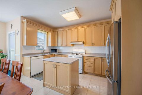 Photo 8 at 23 Amelynn Crescent, Sonoma Heights, Vaughan