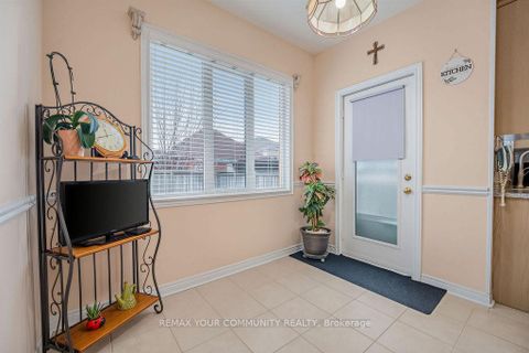 Photo 10 at 23 Amelynn Crescent, Sonoma Heights, Vaughan