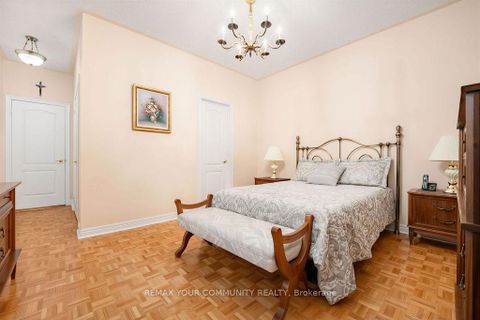 Photo 11 at 23 Amelynn Crescent, Sonoma Heights, Vaughan