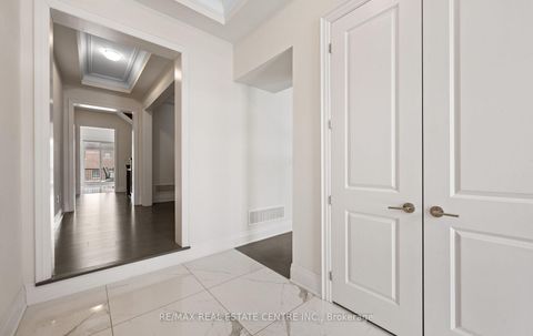 Photo 3 at 160 Wainfleet Crescent, Vellore Village, Vaughan