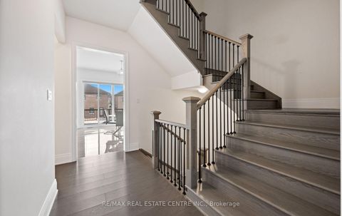 Photo 11 at 160 Wainfleet Crescent, Vellore Village, Vaughan