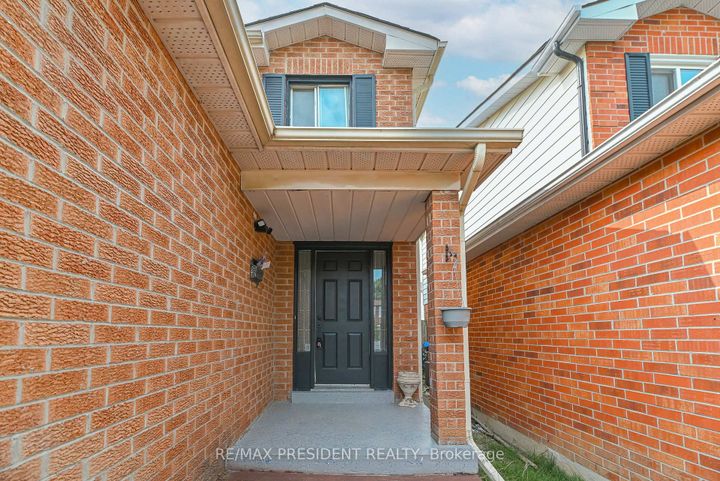 Photo 3 at 4 Lawnview Court, Heart Lake West, Brampton