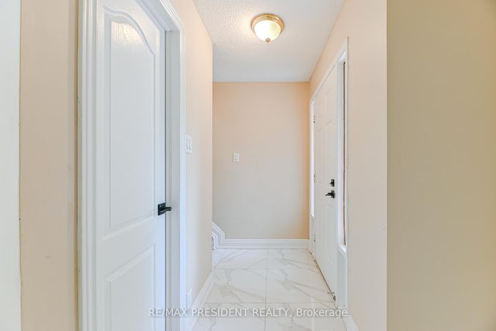 Photo 4 at 4 Lawnview Court, Heart Lake West, Brampton