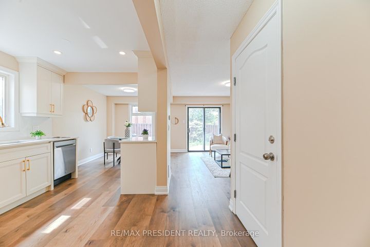 Photo 6 at 4 Lawnview Court, Heart Lake West, Brampton