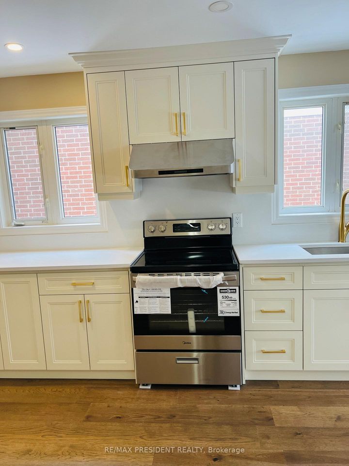 Photo 7 at 4 Lawnview Court, Heart Lake West, Brampton