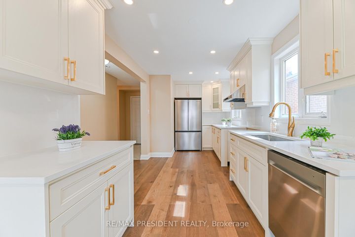 Photo 8 at 4 Lawnview Court, Heart Lake West, Brampton