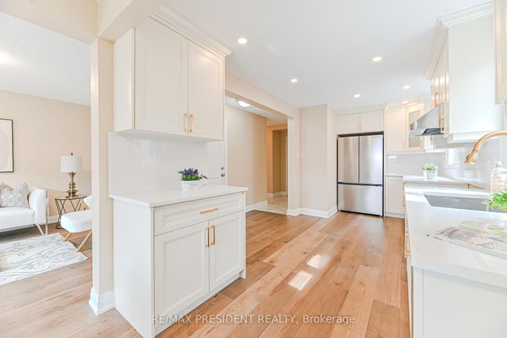 Photo 9 at 4 Lawnview Court, Heart Lake West, Brampton