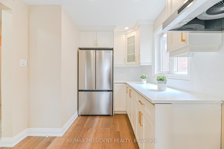 Photo 10 at 4 Lawnview Court, Heart Lake West, Brampton