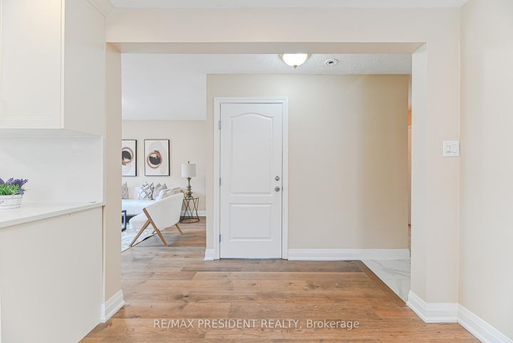 Photo 11 at 4 Lawnview Court, Heart Lake West, Brampton