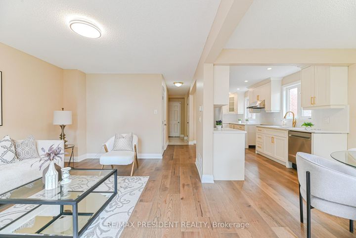 Photo 14 at 4 Lawnview Court, Heart Lake West, Brampton