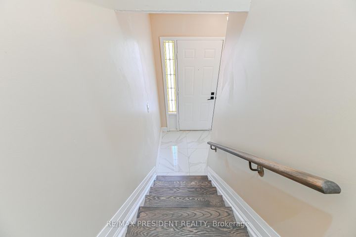 Photo 20 at 4 Lawnview Court, Heart Lake West, Brampton