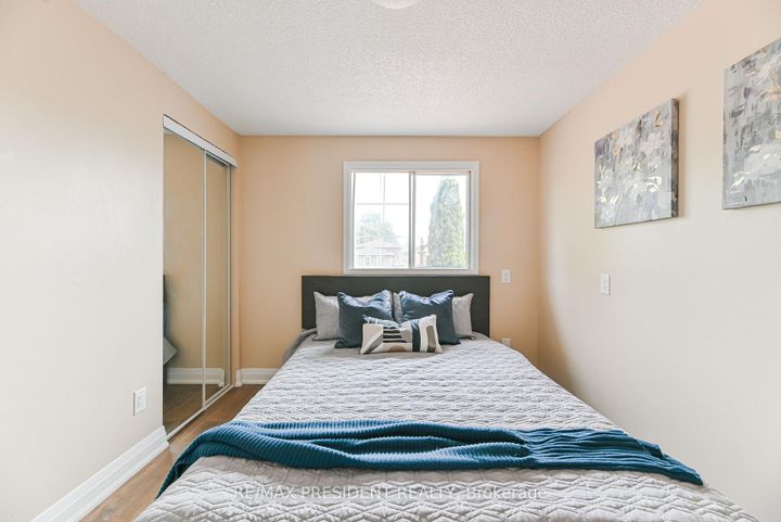 Photo 22 at 4 Lawnview Court, Heart Lake West, Brampton