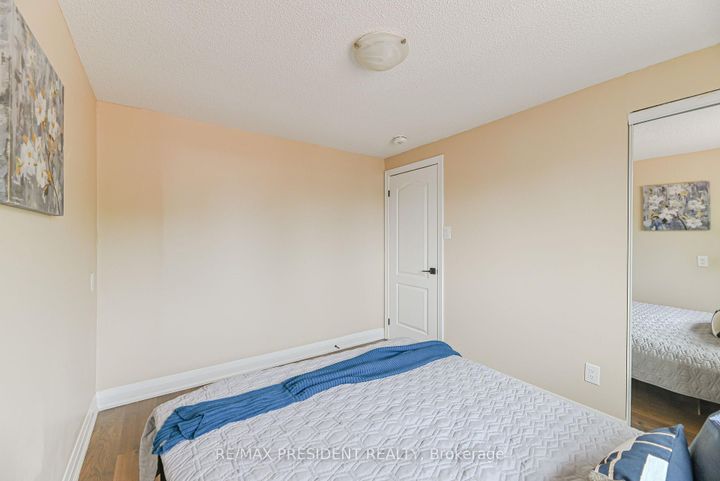 Photo 23 at 4 Lawnview Court, Heart Lake West, Brampton