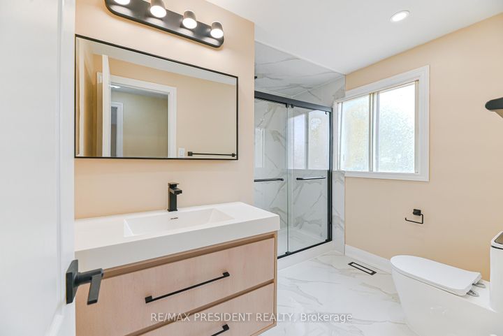 Photo 24 at 4 Lawnview Court, Heart Lake West, Brampton