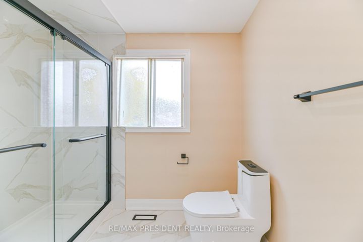 Photo 25 at 4 Lawnview Court, Heart Lake West, Brampton