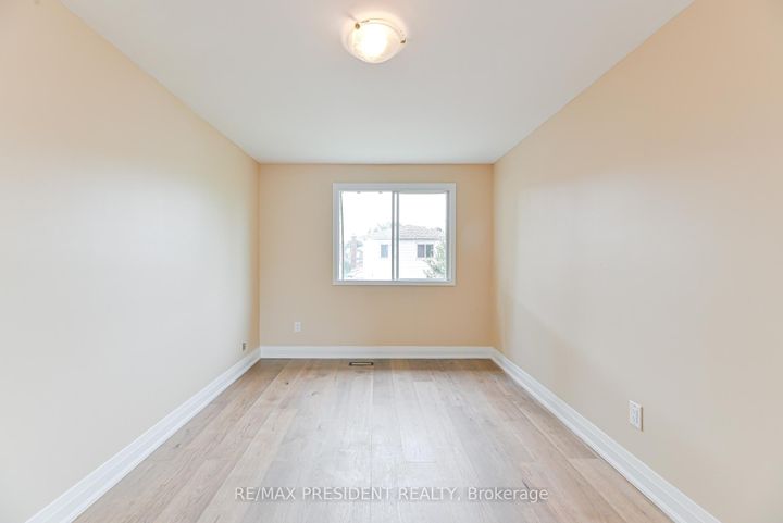 Photo 30 at 4 Lawnview Court, Heart Lake West, Brampton