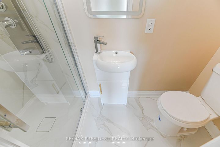 Photo 32 at 4 Lawnview Court, Heart Lake West, Brampton