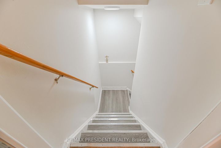 Photo 33 at 4 Lawnview Court, Heart Lake West, Brampton