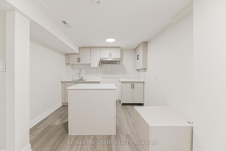 Photo 34 at 4 Lawnview Court, Heart Lake West, Brampton