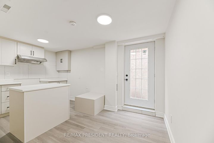 Photo 35 at 4 Lawnview Court, Heart Lake West, Brampton