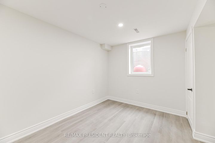 Photo 36 at 4 Lawnview Court, Heart Lake West, Brampton