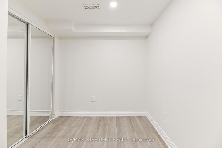 Photo 37 at 4 Lawnview Court, Heart Lake West, Brampton