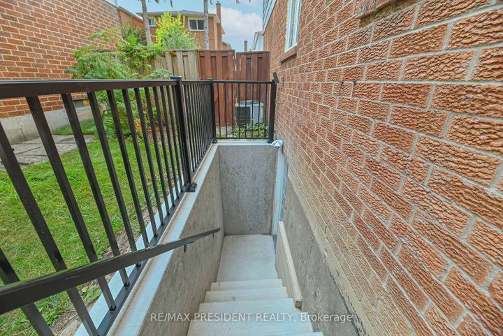 Photo 48 at 4 Lawnview Court, Heart Lake West, Brampton