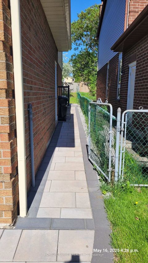 Photo 4 at 87 Moorehouse Drive, Milliken, Toronto