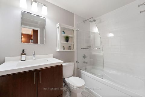 Photo 11 at 621 - 560 Front Street W, Waterfront Communities C1, Toronto