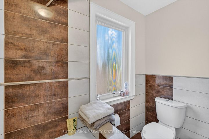 Photo 22 at 32 Green Lanes, City Centre West, Toronto