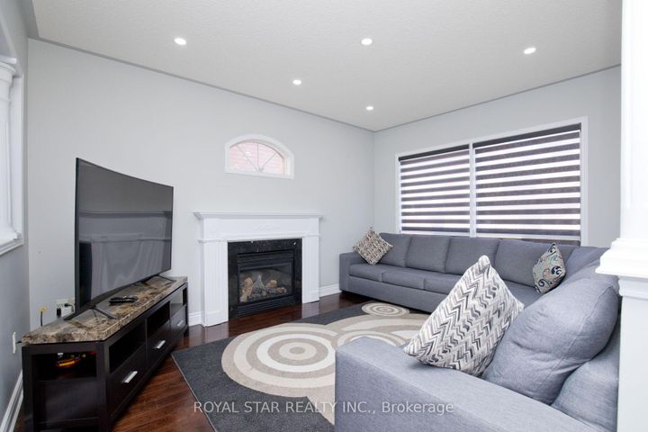 Photo 8 at 51 Cape Dorset Crescent, Wellington, Brampton