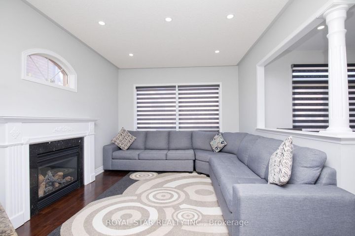 Photo 9 at 51 Cape Dorset Crescent, Wellington, Brampton