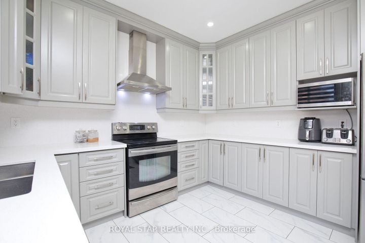 Photo 13 at 51 Cape Dorset Crescent, Wellington, Brampton