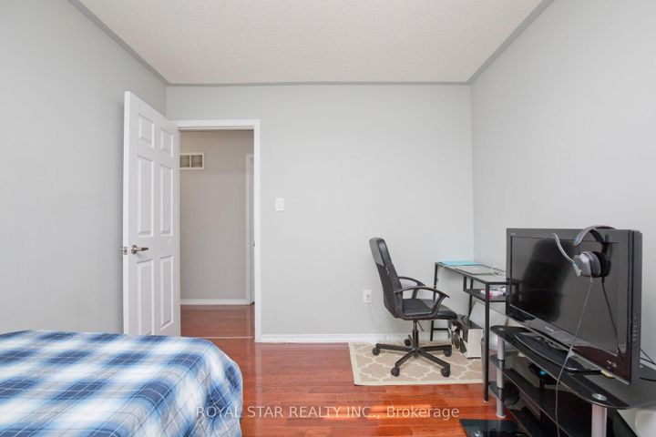 Photo 35 at 51 Cape Dorset Crescent, Wellington, Brampton