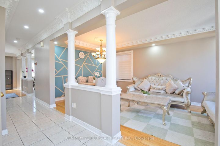 Photo 4 at 3 Okanagan Drive, Wellington, Brampton