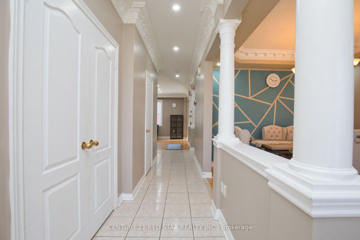 Photo 7 at 3 Okanagan Drive, Wellington, Brampton