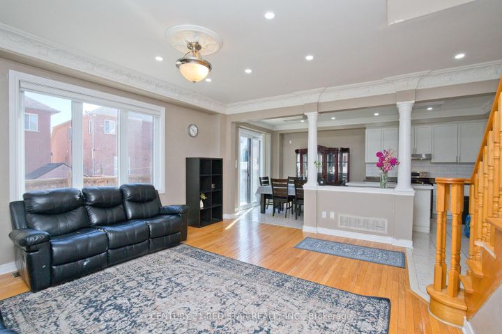 Photo 9 at 3 Okanagan Drive, Wellington, Brampton